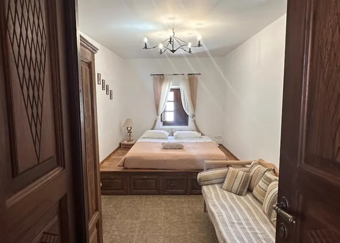 Elegant-lindian Marietta